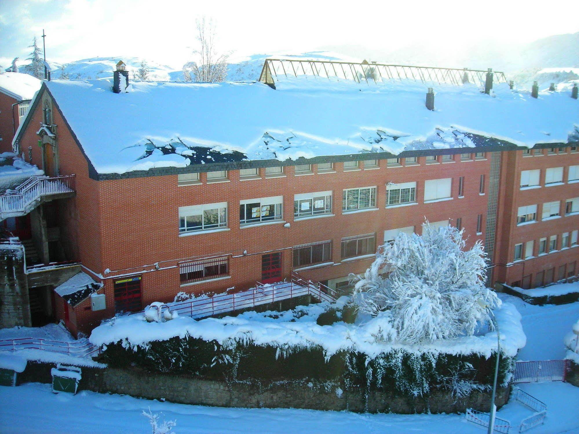 Residencia Albergue Jaca Exterior photo